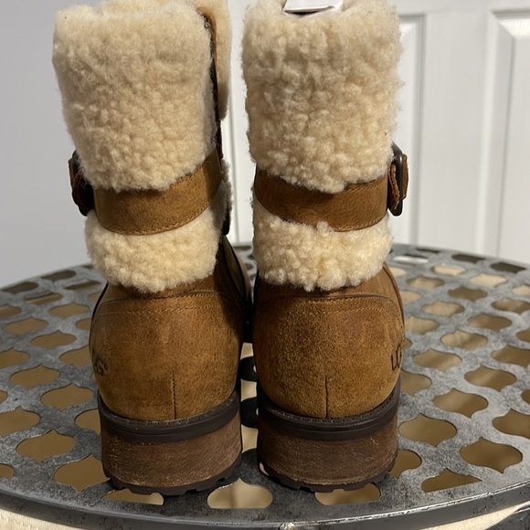 Women’s UGGS - Picture 3 of 11